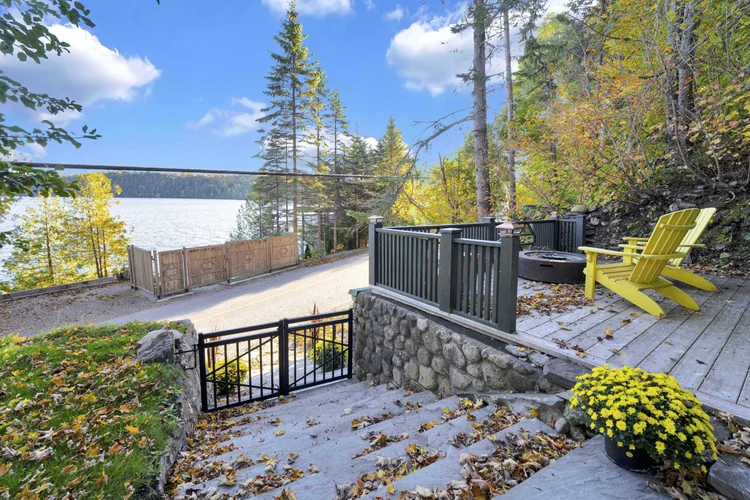 Waterfront steps and outdoor seating at 755 Ch. du Lac-Meech, Chelsea
