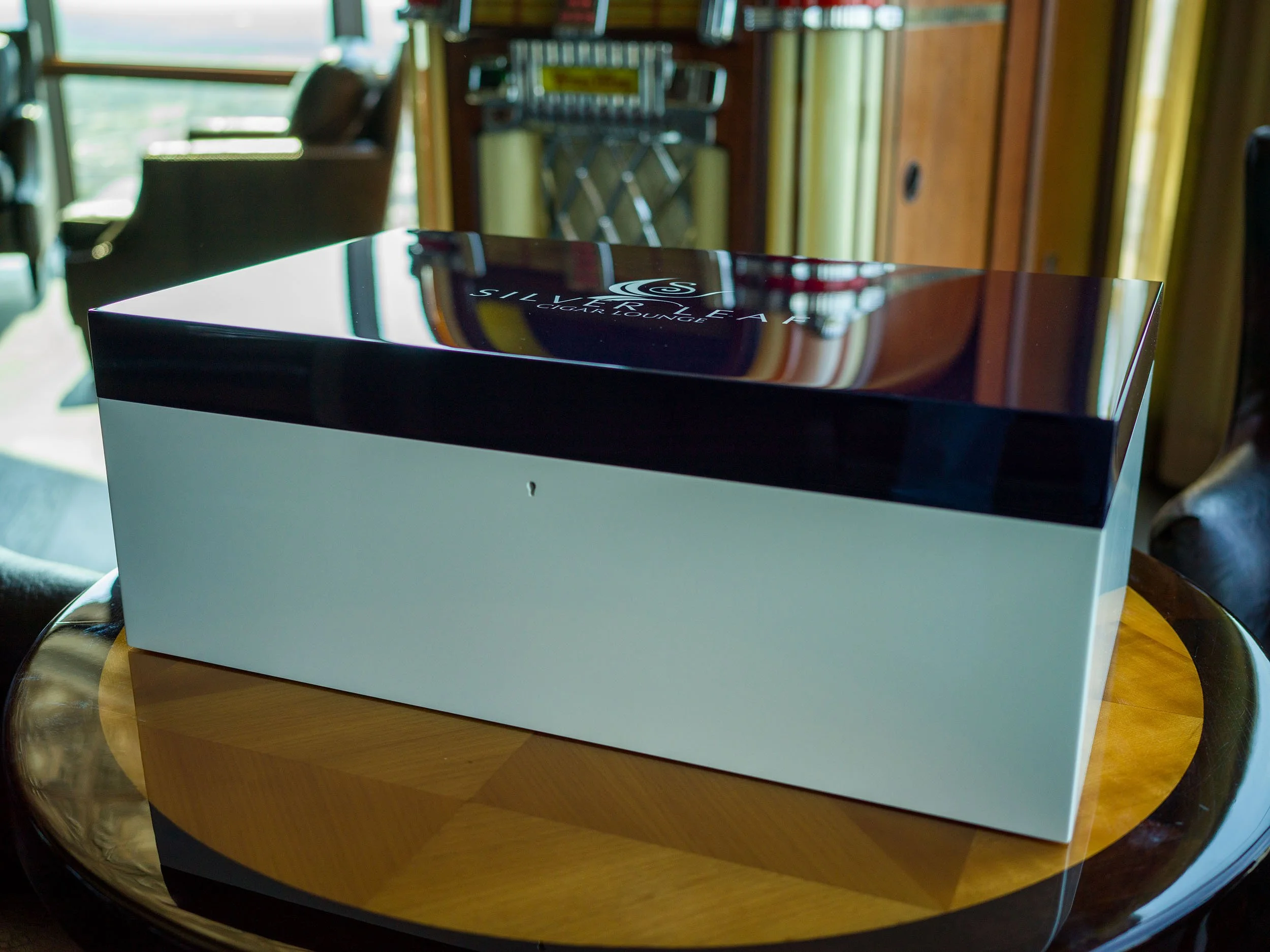 Coachbuilt lacquer—Artistic motif