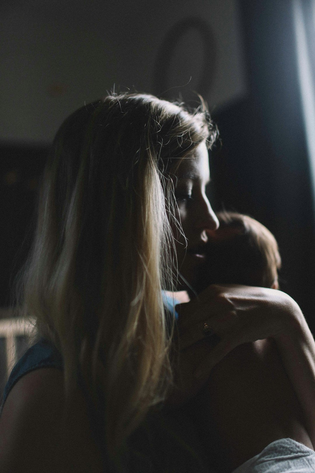 Accompagnante à la naissance qui prend soin d'un nouveau-né pendant des relevailles à domicile