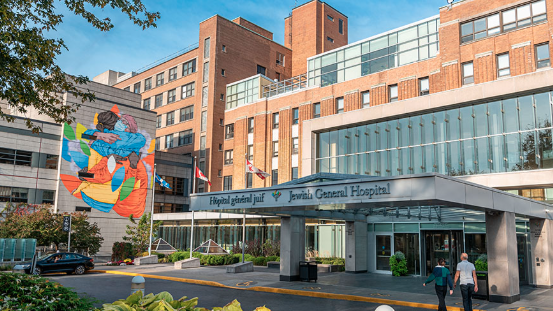 Façade de l'Hôpital général juif et de son Centre familial des naissances à Montréal