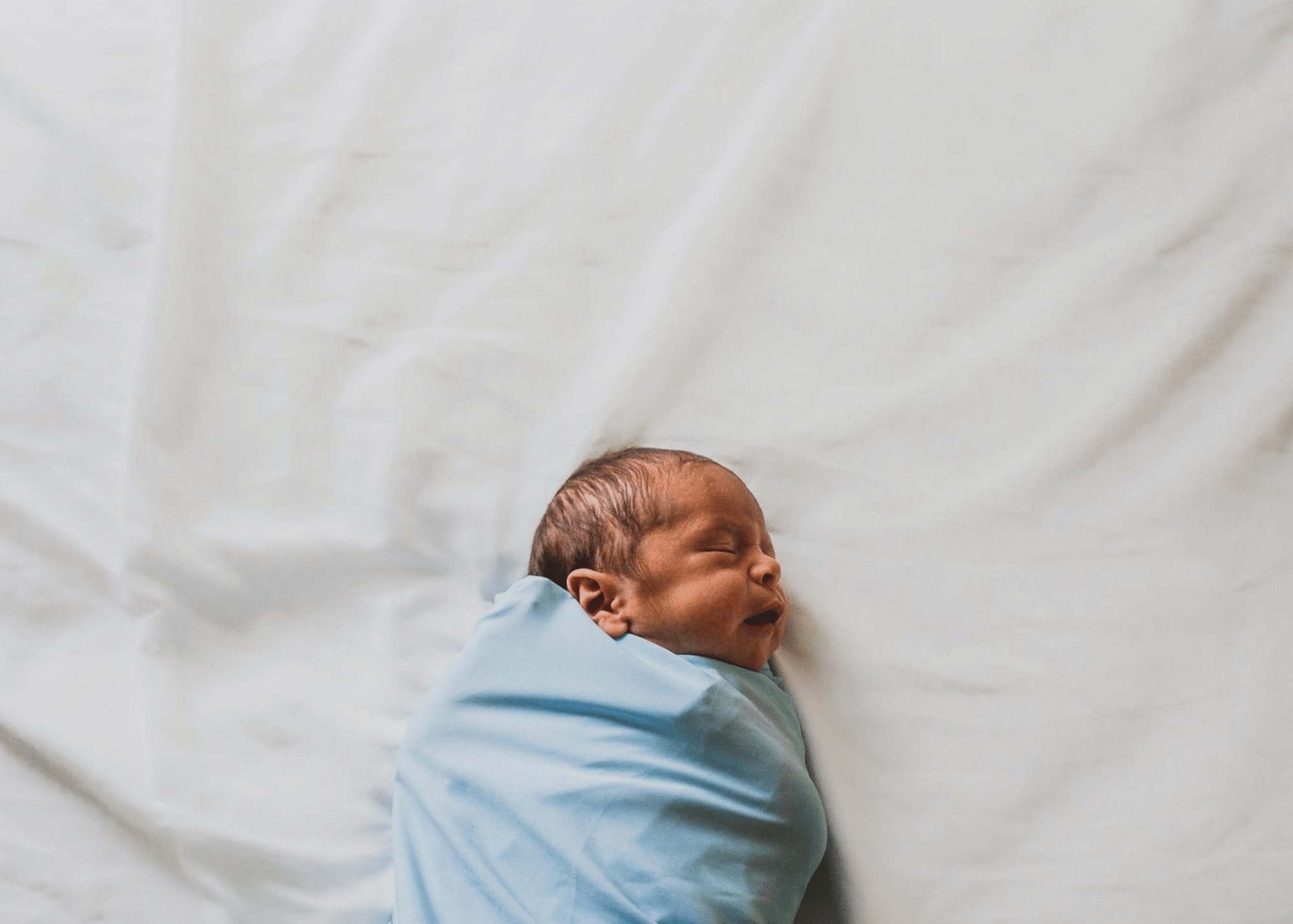 Femme enceinte utilisant un ballon de naissance