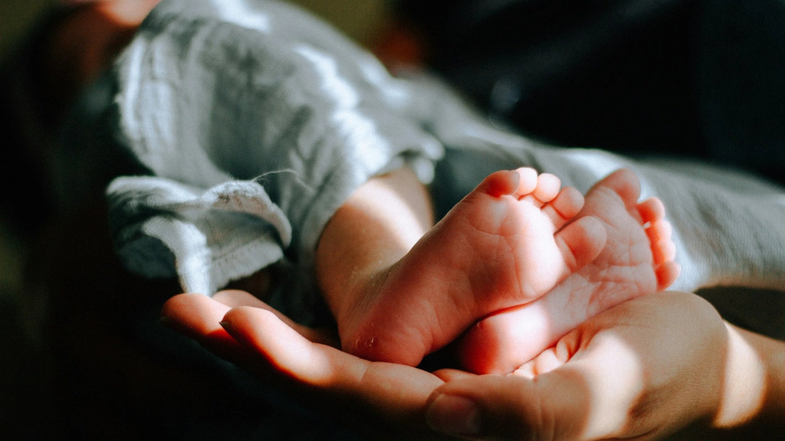 Private prenatal class at home with a Ys&eacute; Naissance doula in Montreal, learning birthing positions