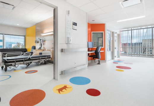 Façade du CHU Sainte-Justine, hôpital mère-enfant où accoucher à Montréal
