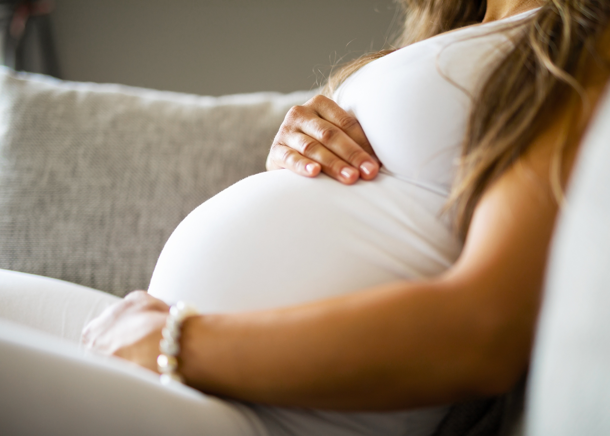 Future maman en fin de grossesse dans une ambiance calme et rassurante