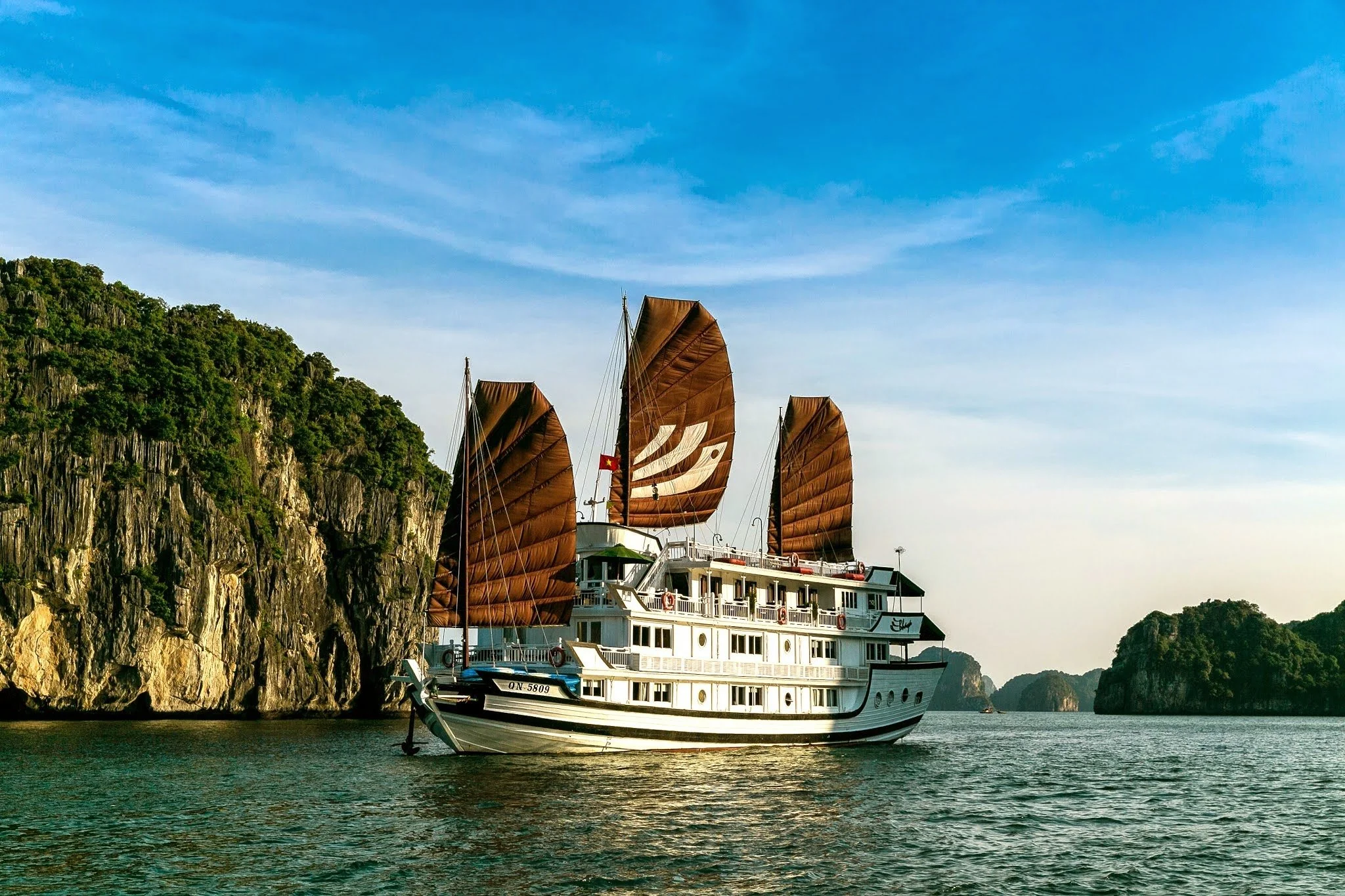 Bhaya cruise ship on Ha Long Bay