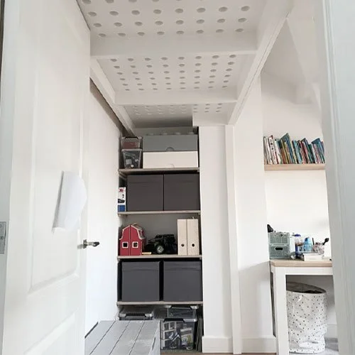 Ruimte onder een witte hoogslaper met kast en bureau