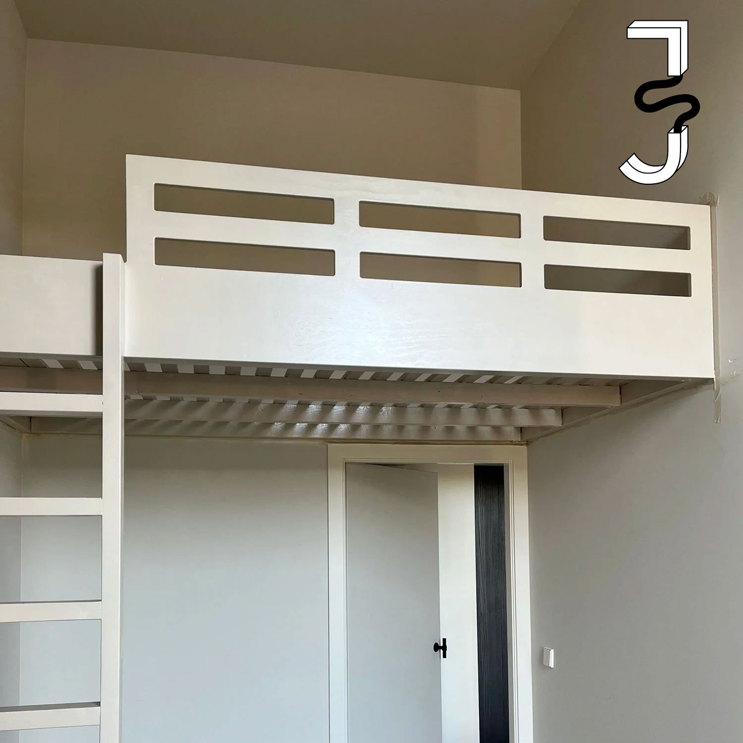 Hoogslaper op maat in groen, met ladder en ingebouwde boekenkast, gemonteerd tussen twee muren