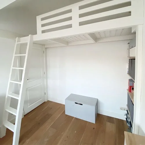 Witte hoogslaper met ladder en vrije speelruimte eronder