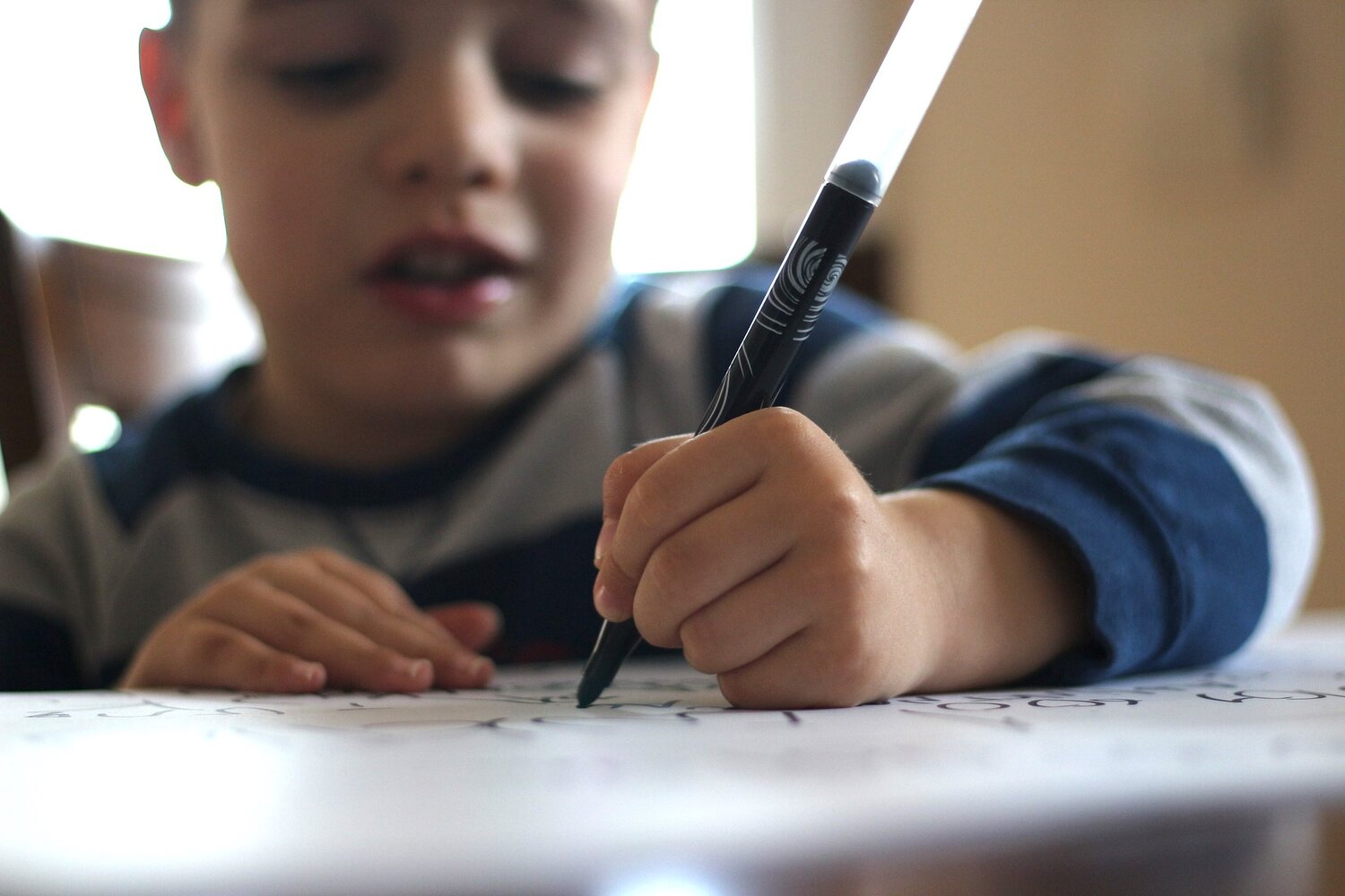Write 4 marks. Писающий мальчик. Ребенок пишет. Ребенок пишет письмо. Дети сочиняют.