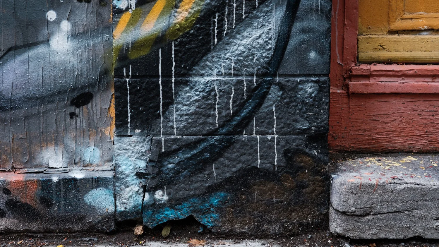 Montréal alleyway photography — urban textures and graffiti