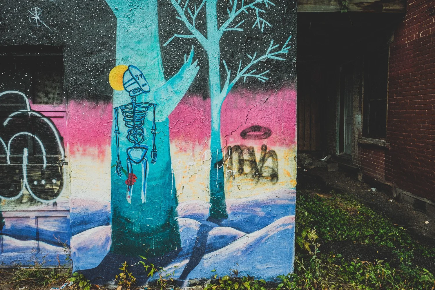 Montréal street photography — quiet corner, natural light