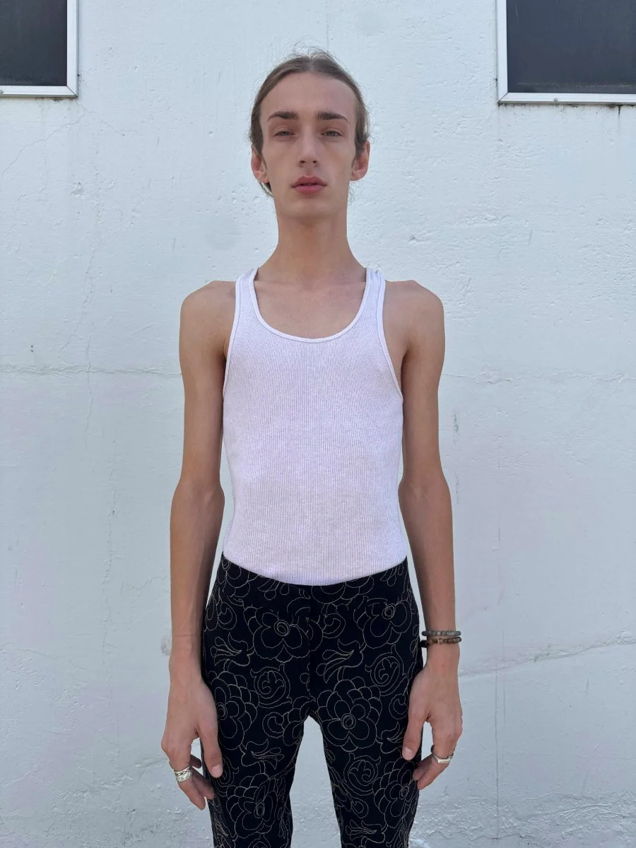 Waist up, front