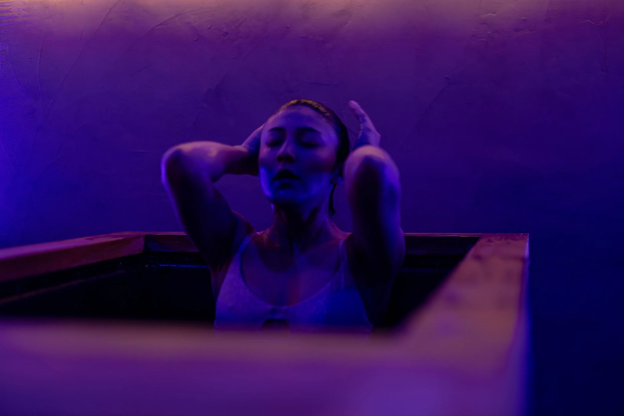 A guest resting in the plunge, hands behind the head