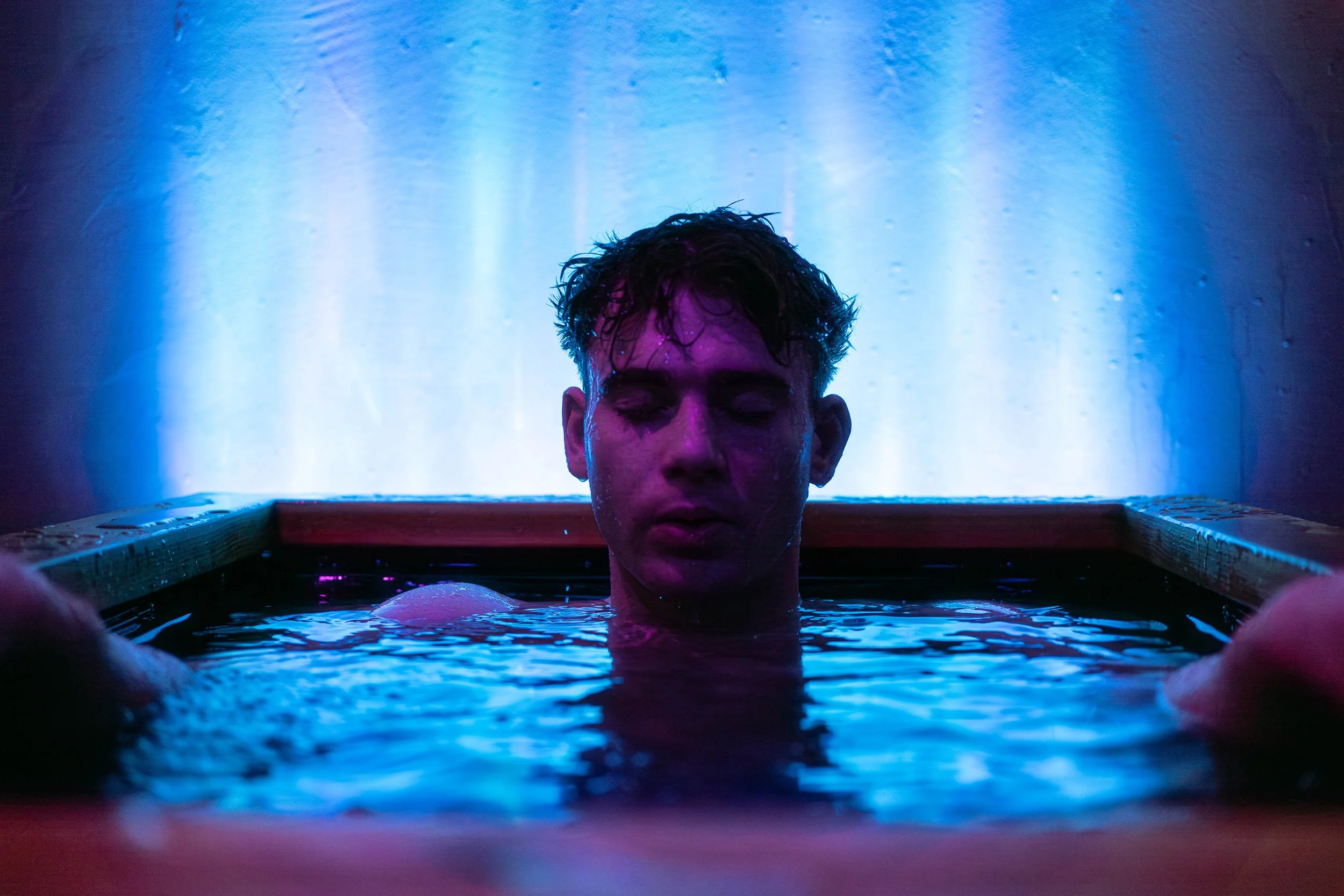 A guest in the contrast therapy bathhouse