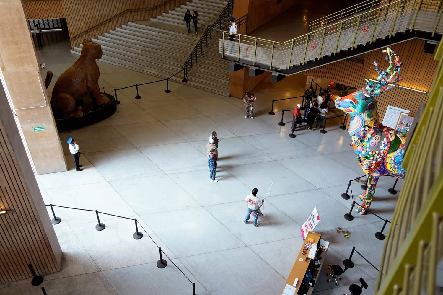 Visitantes en el vestíbulo de un museo