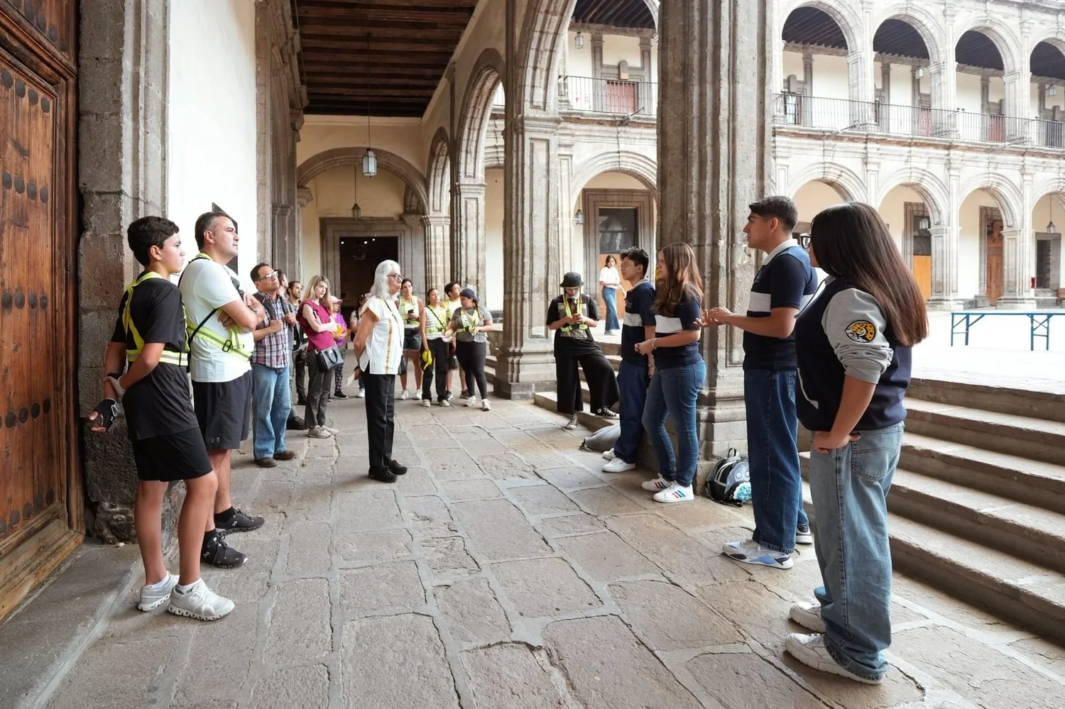 Visitantes en un recorrido del festival, marzo 2026