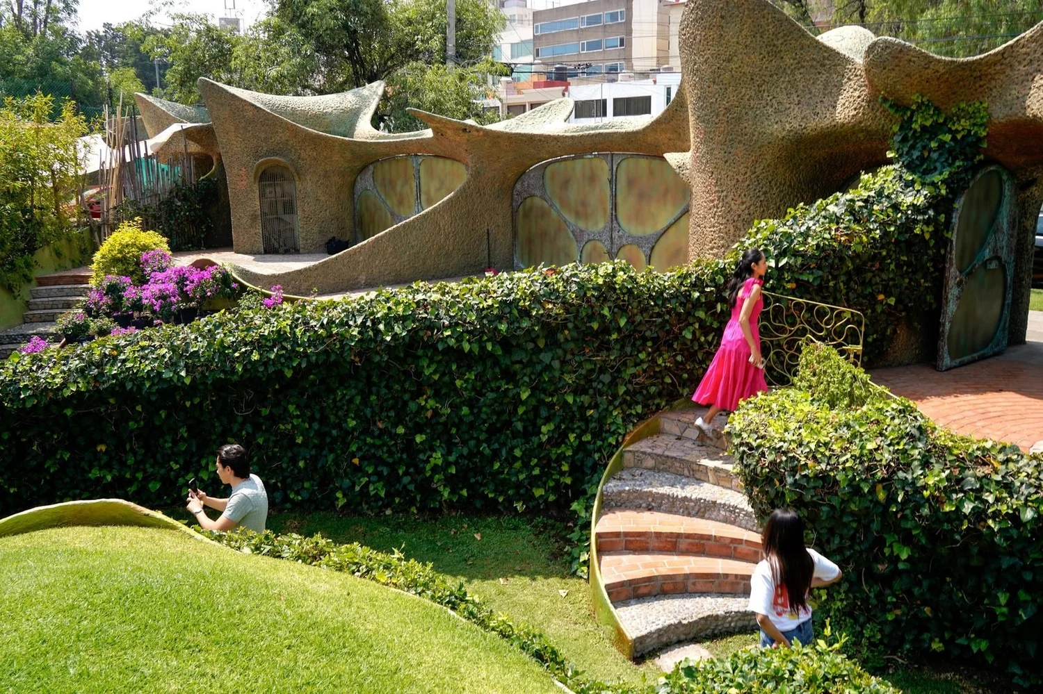 Visitantes sobre un jard&iacute;n con desniveles entre formas org&aacute;nicas