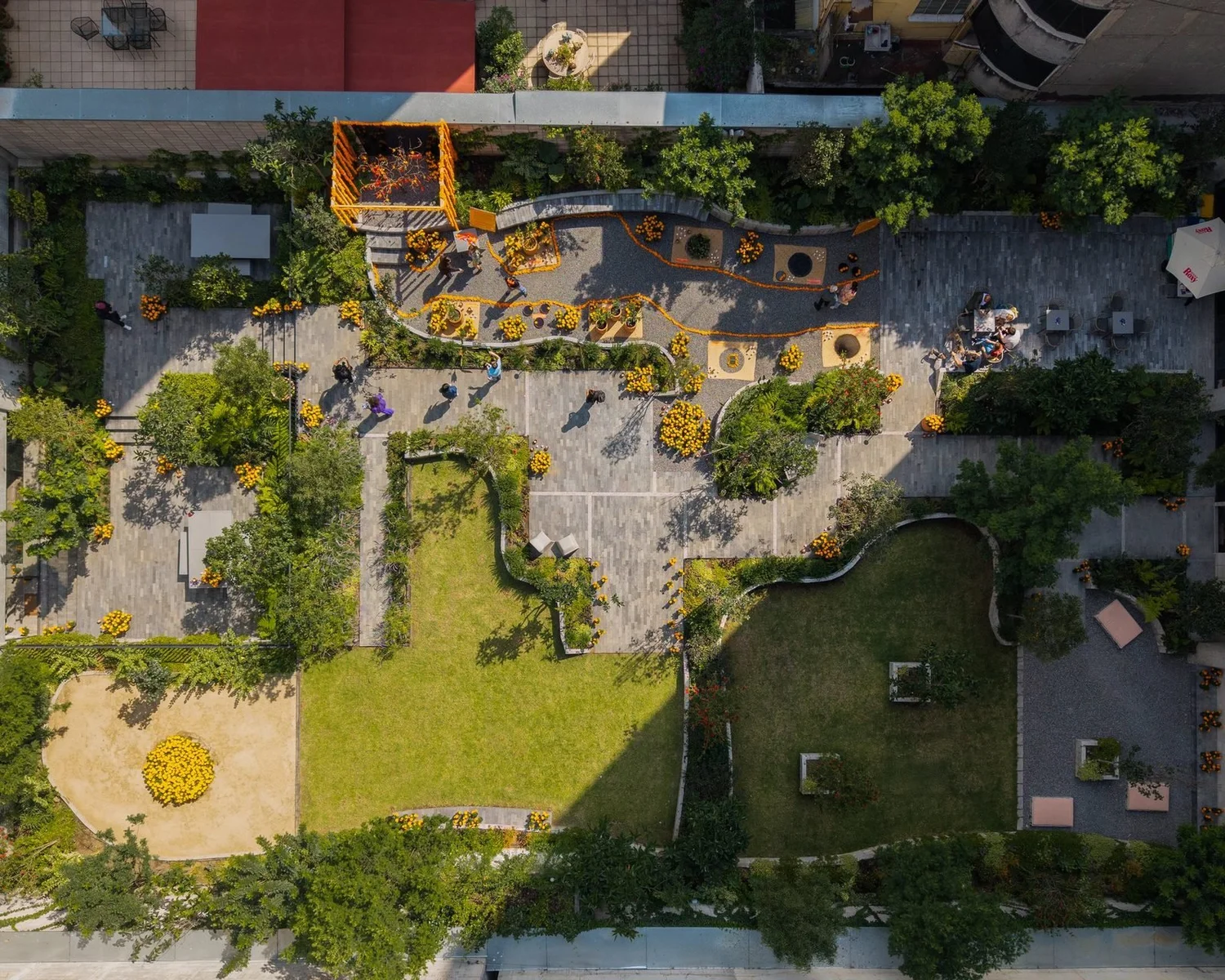 Vista aérea de un jardín con la ofrenda
