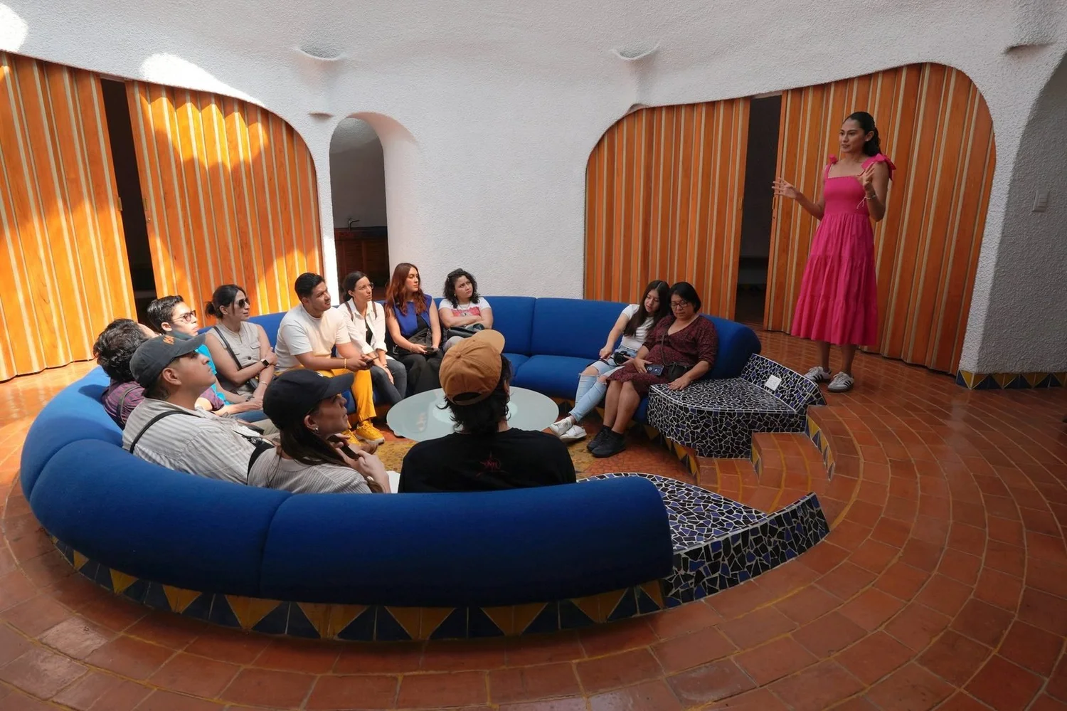 Charla con arquitecta en una sala de una casa, marzo 2026