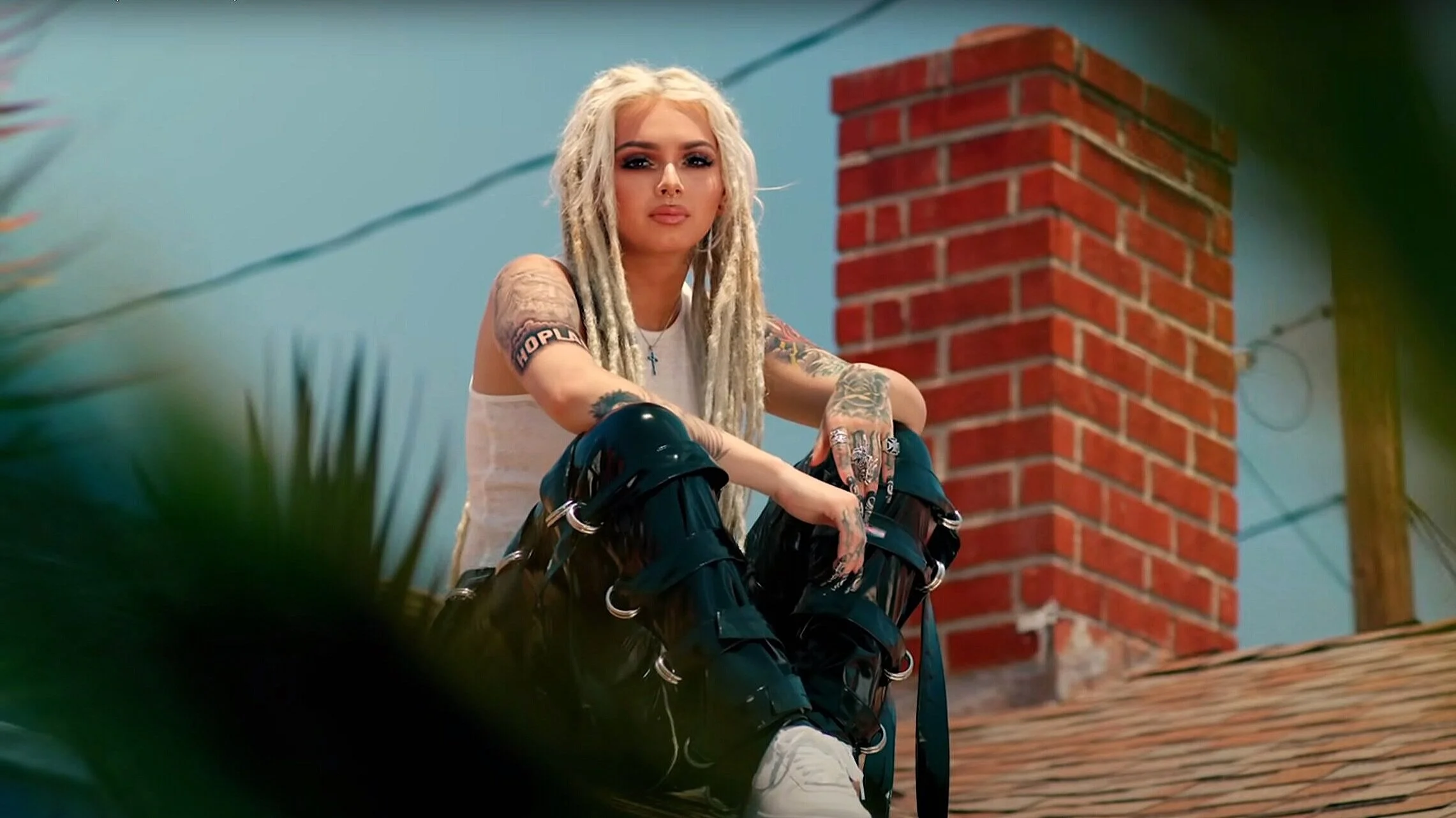 ZHAVIA 