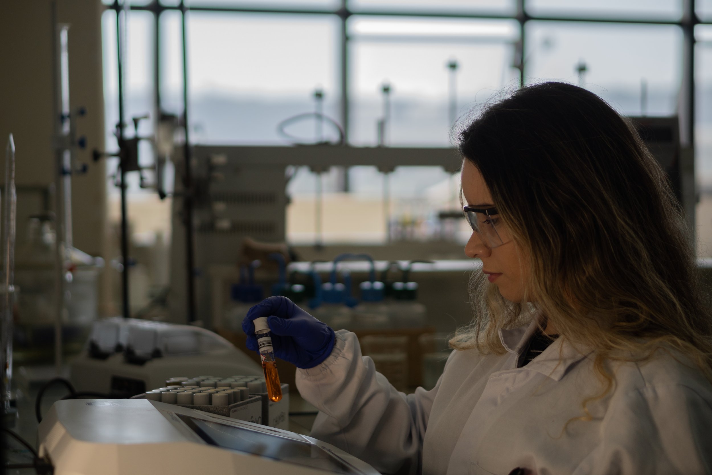 Analista da Faxon Química em ensaio de laboratório