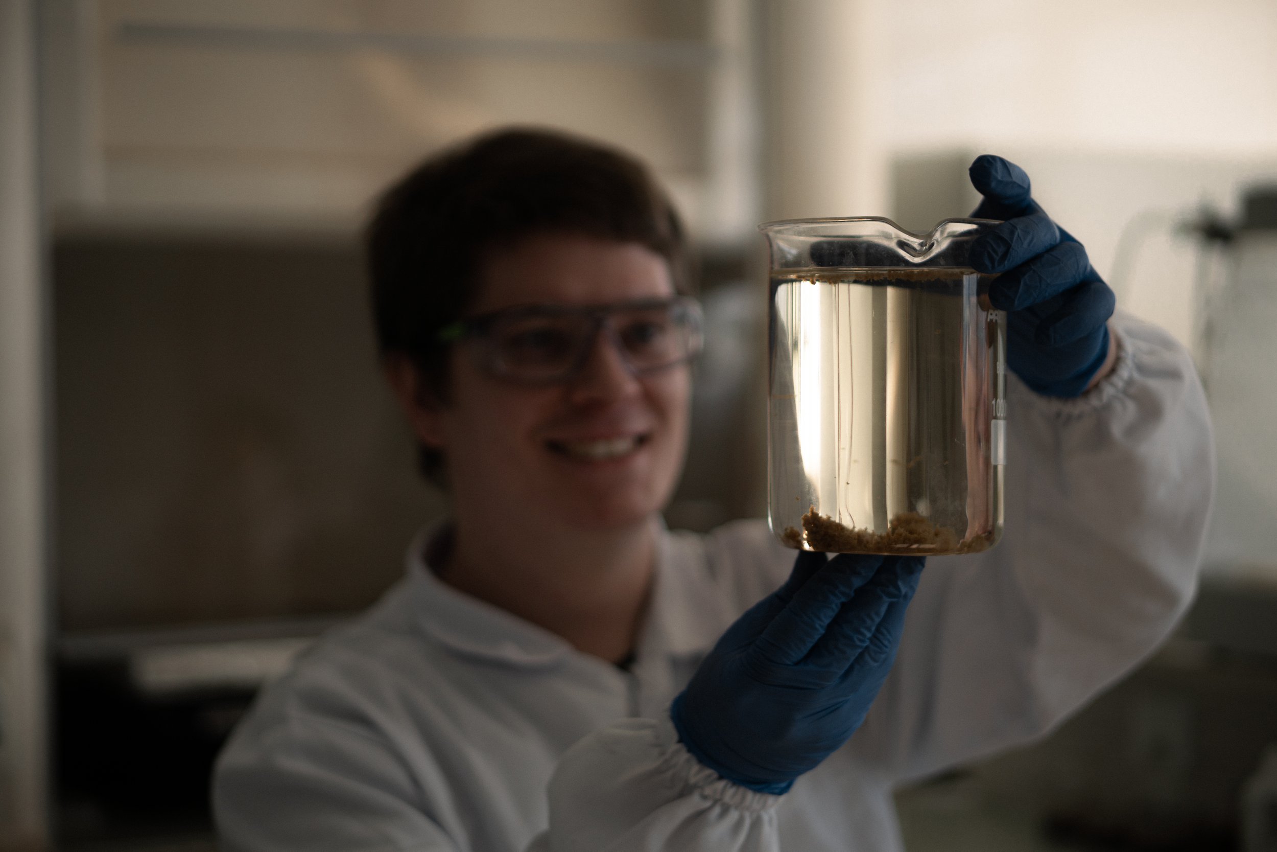 Análise de amostra de efluente em béquer no laboratório da Faxon Química