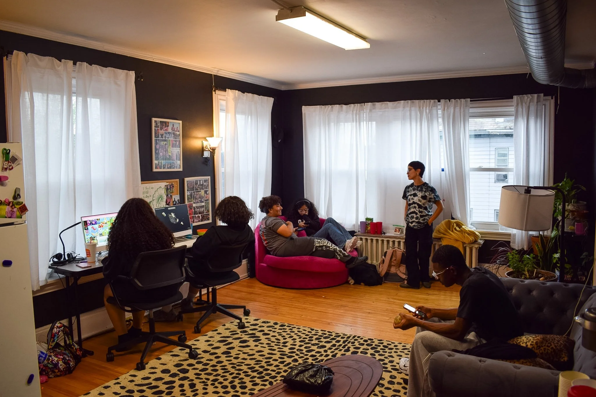 People gathered in the Pa’lante community space.