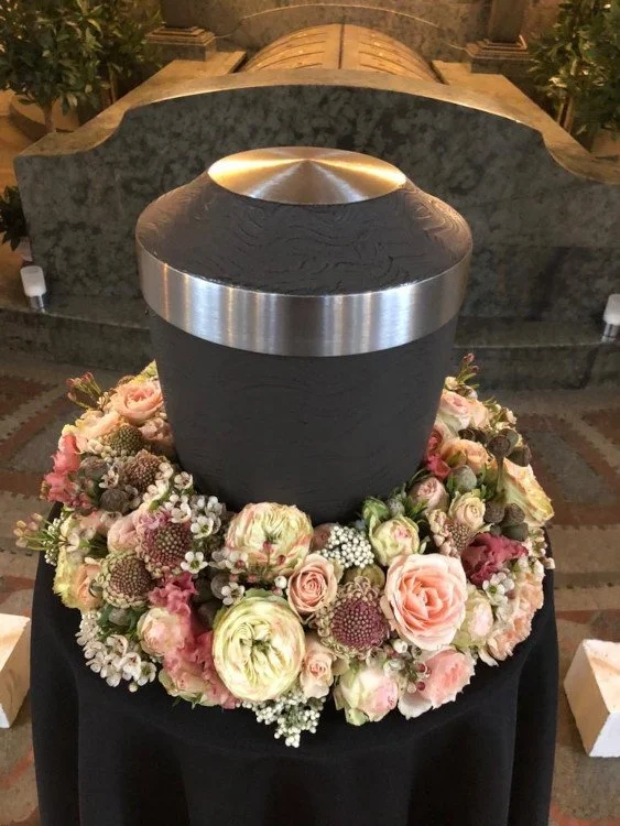 Eine Urne mit Blumenschmuck in Dresden