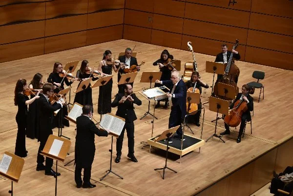 Stathis Karapanos performing with Justus Frantz and the Philharmonie der Nationen at the Lübeck MuK, 2 April 2022.