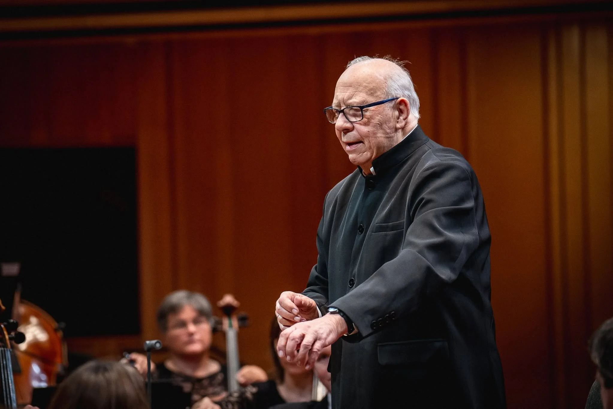 Neeme Järvi conducting the MÁV Symphony Orchestra