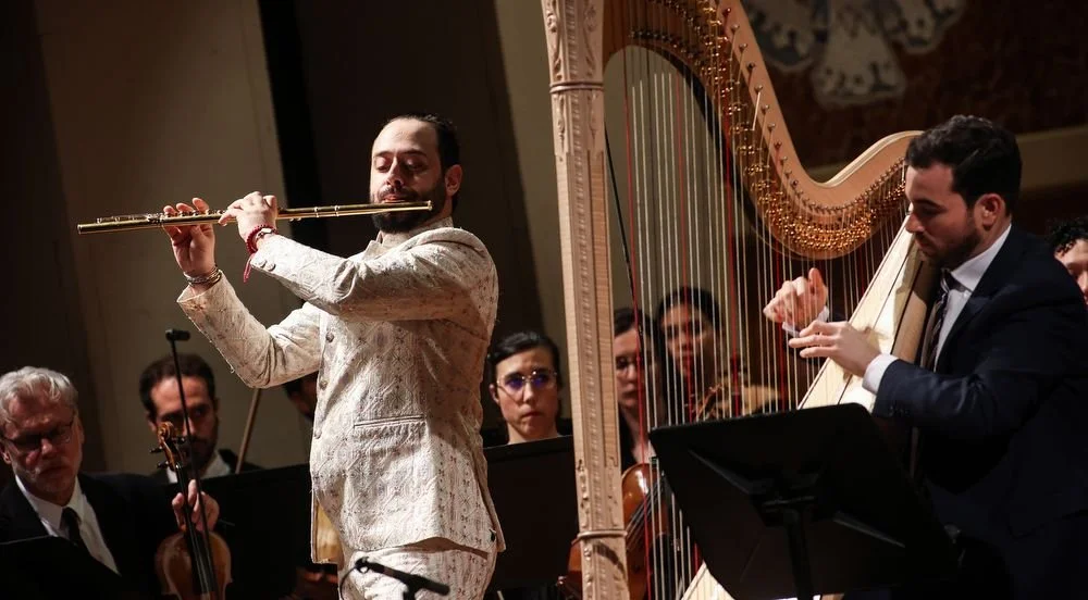 Stathis Karapanos playing flute beside harpist José Antonio Domené