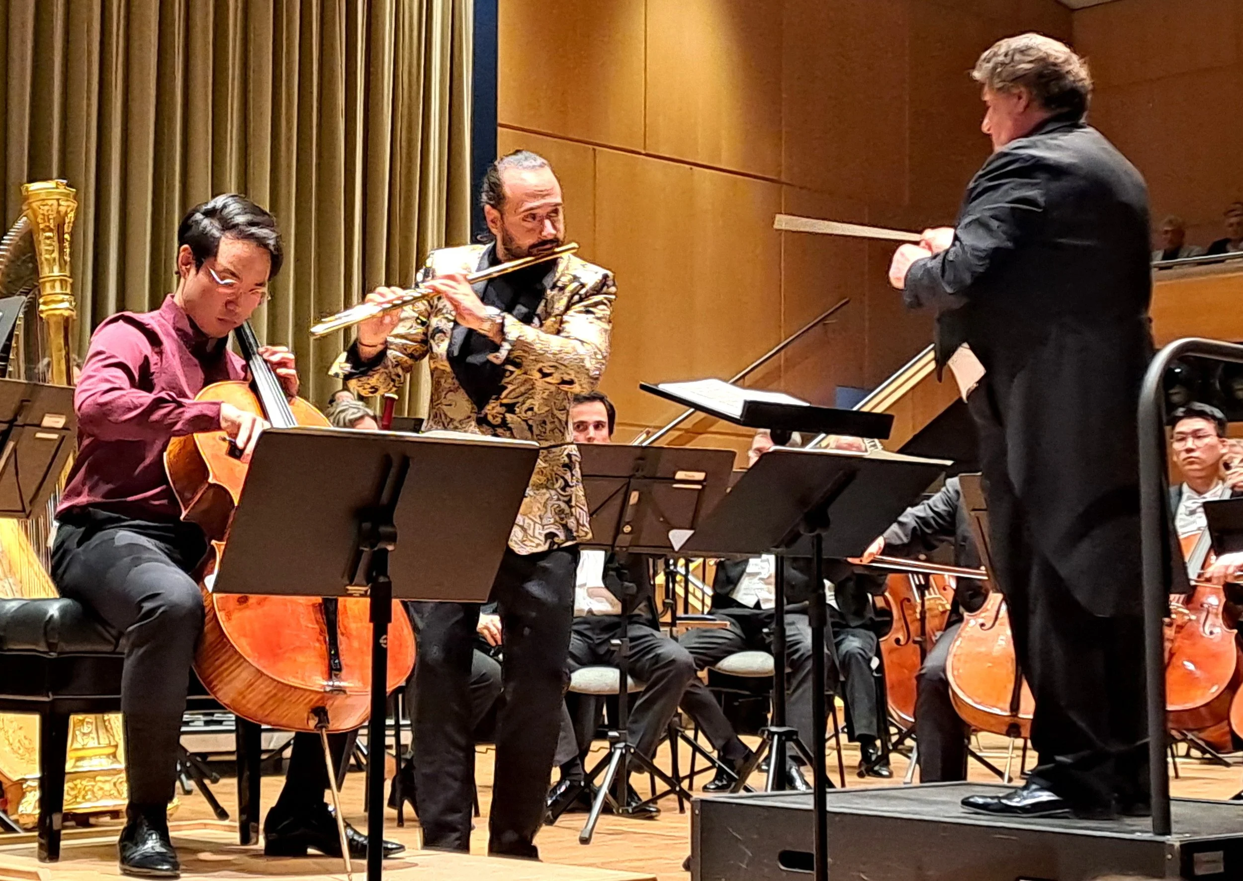 Stathis Karapanos and cellist Young-Phil Hyun performing with the Hofer Symphoniker under Johannes Wildner, Freiheitshalle Hof, 17 October 2025.