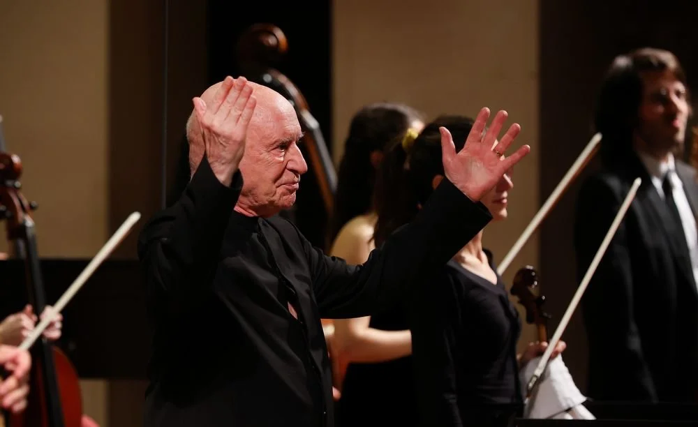 Christoph Eschenbach conducting, close view