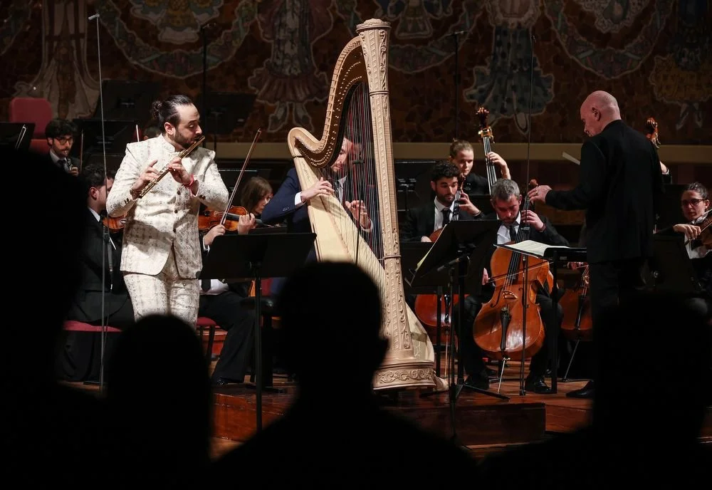 Stathis Karapanos performing with harp and orchestra