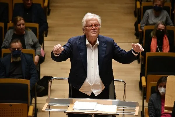 Justus Frantz conducting in a photograph accompanying the April 2022 Lübeck peace-concert report.