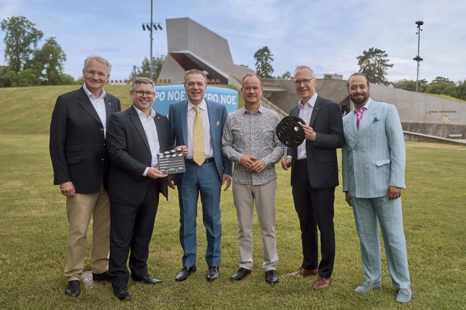Stathis Karapanos (right) with the artists and hosts before the general rehearsal of Ganz großes Kino at Grafenegg, June 2025.