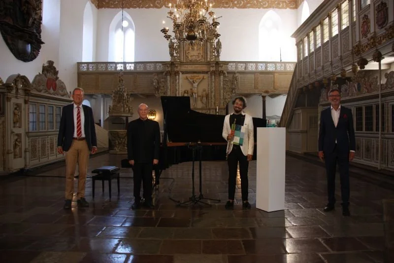 Stathis Karapanos at the 2020 Leonard Bernstein Award ceremony in the Christkirche, Rendsburg, with Reinhard Boll, Christoph Eschenbach and Christian Kuhnt, 13 August 2020.