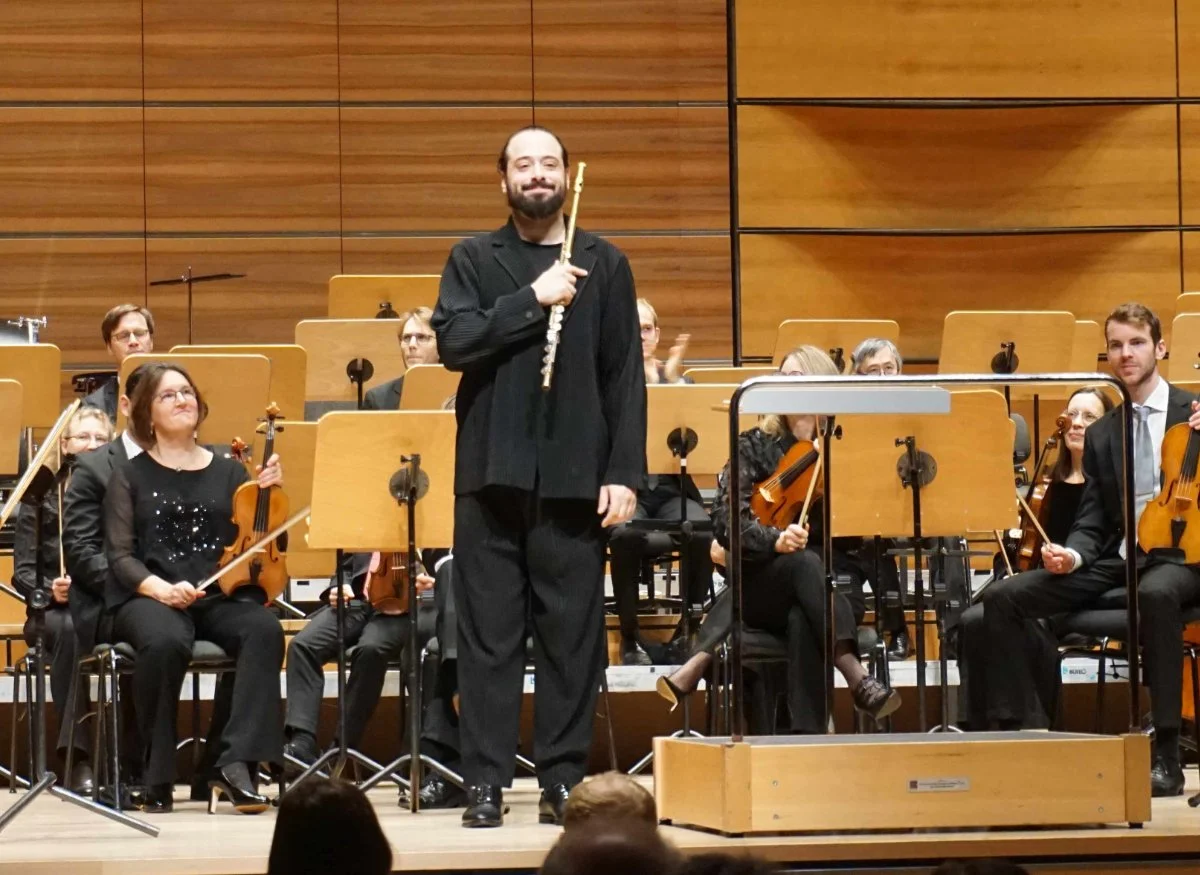 Stathis Karapanos taking applause with the Philharmonisches Orchester der Hansestadt Lübeck at the MuK, 24 November 2024.
