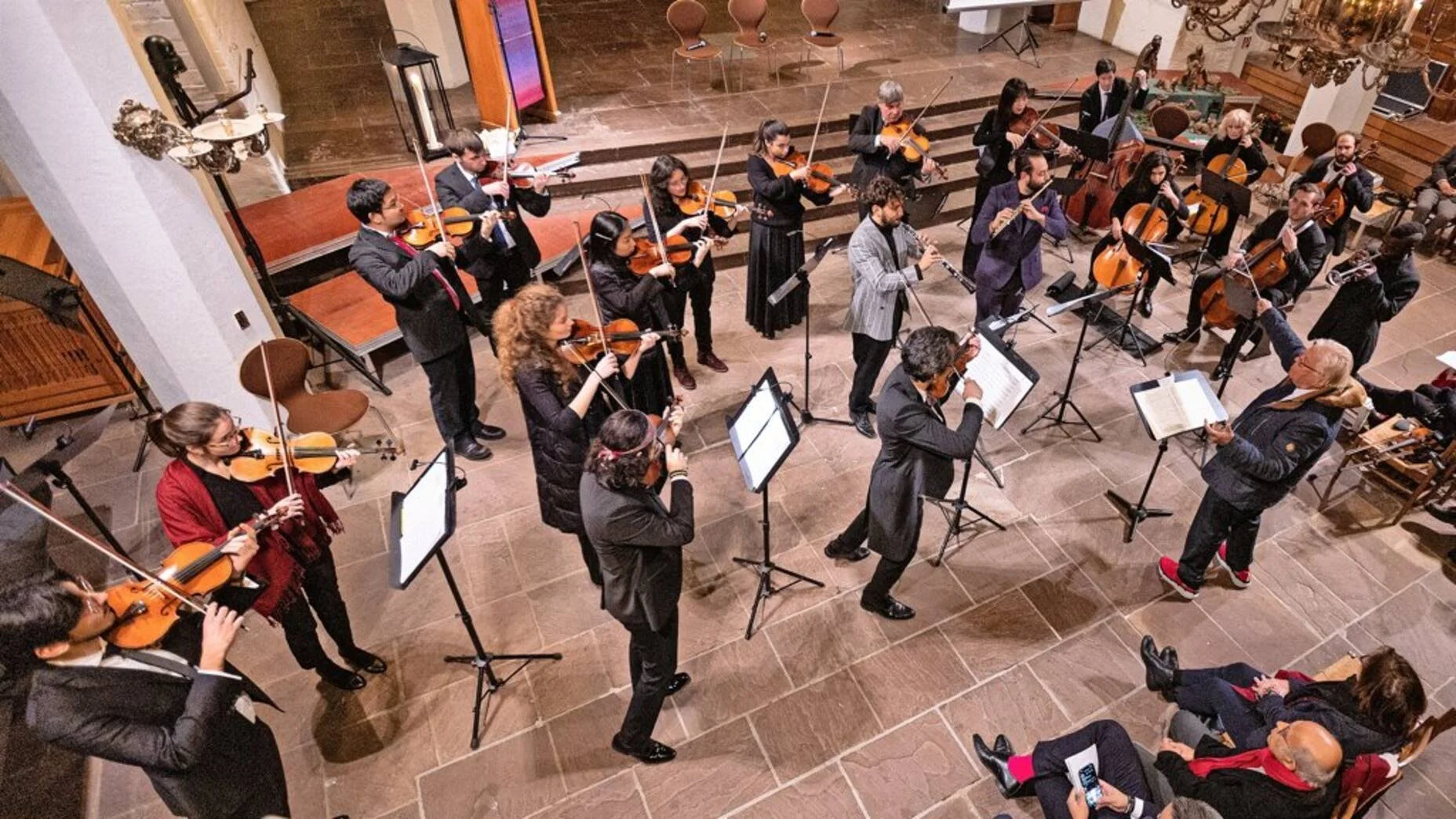 Stathis Karapanos and the soloist quartet perform with Justus Frantz at the Iran benefit concert in Kiel’s Nikolaikirche.