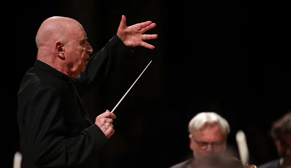 Christoph Eschenbach cueing the orchestra