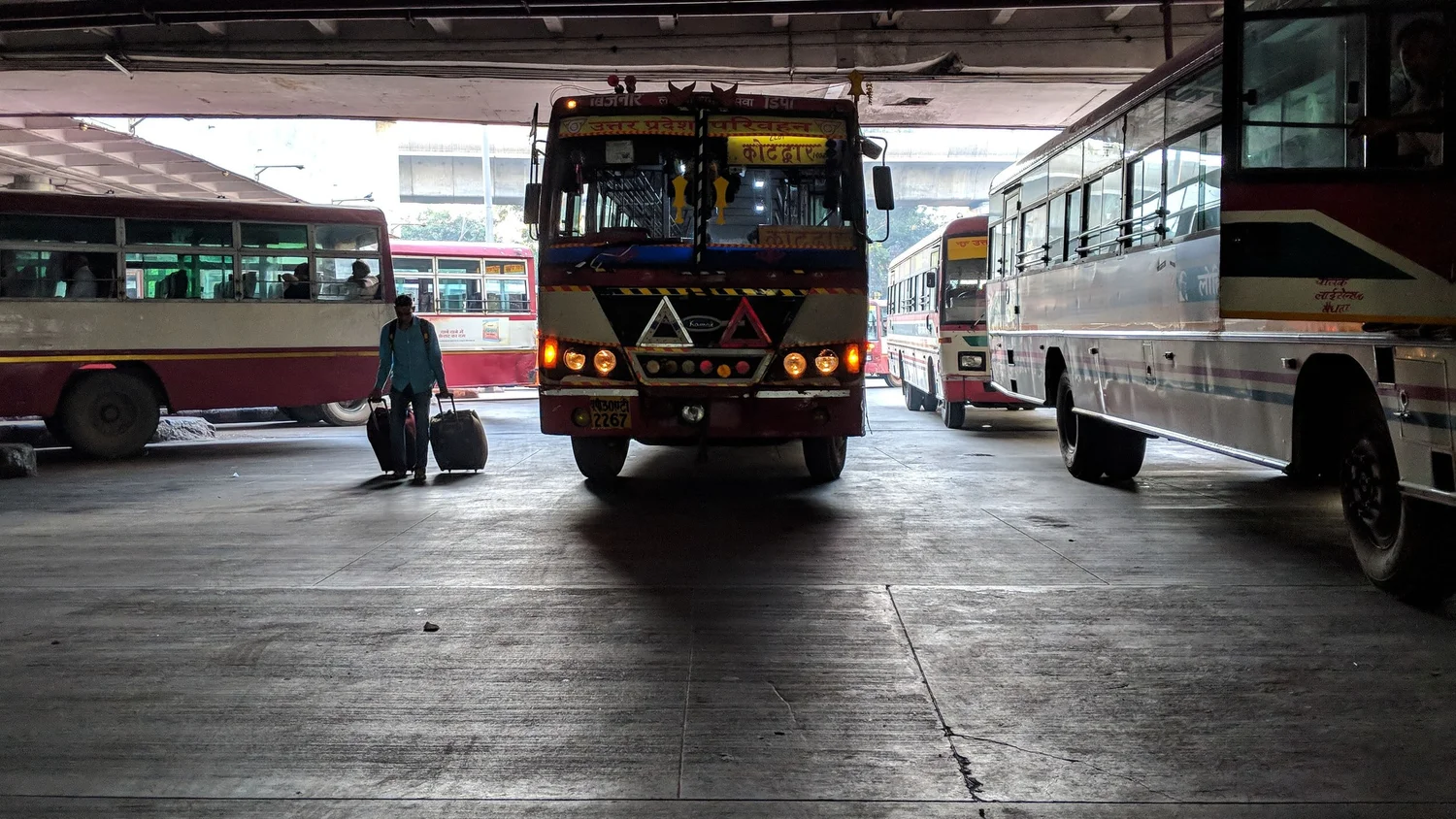 Heuliez gx107. Вовремя автобусы. Cold bus terminal. Вовремя автобусы. Автобус колледжа сша.
