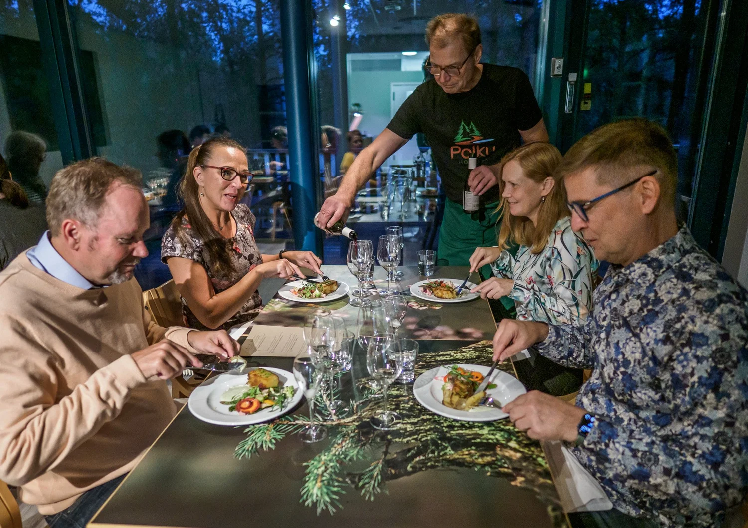 Porukka pikkujouluillallisella Polku Hotellissa