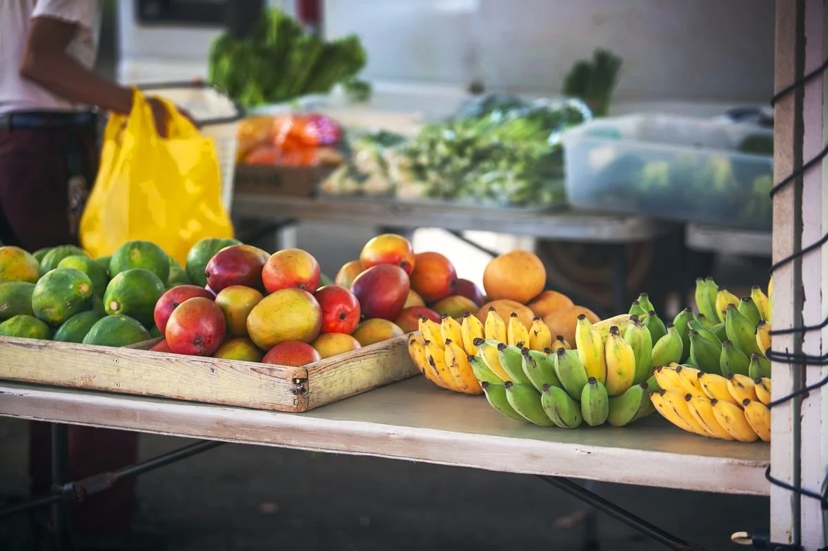 Fresh mangoes, bananas, and produce at a local Hawaiʻi farmers market