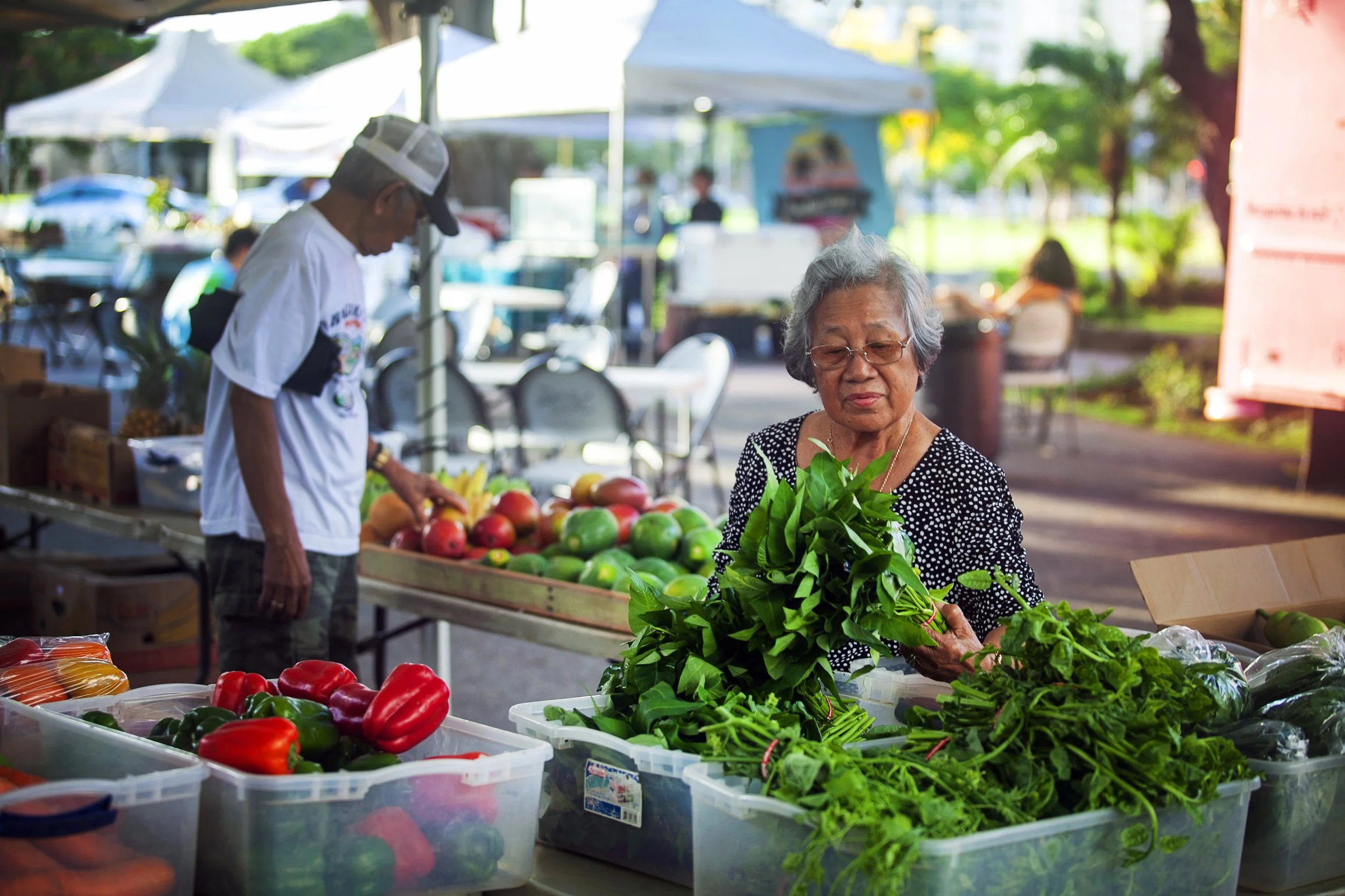 Fresh mangoes, bananas, and produce at a local Hawaiʻi farmers market