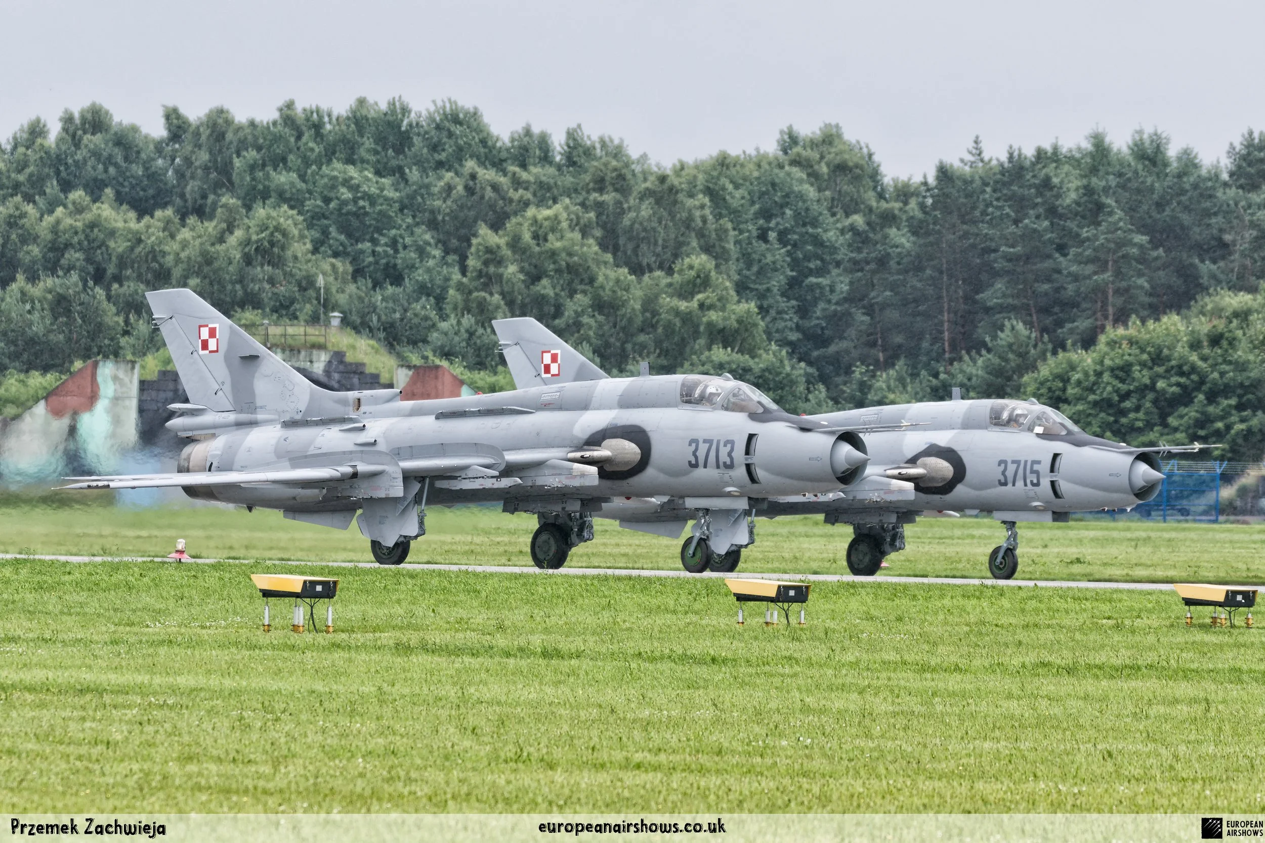 Polish Air Force Su-22 display pair in action