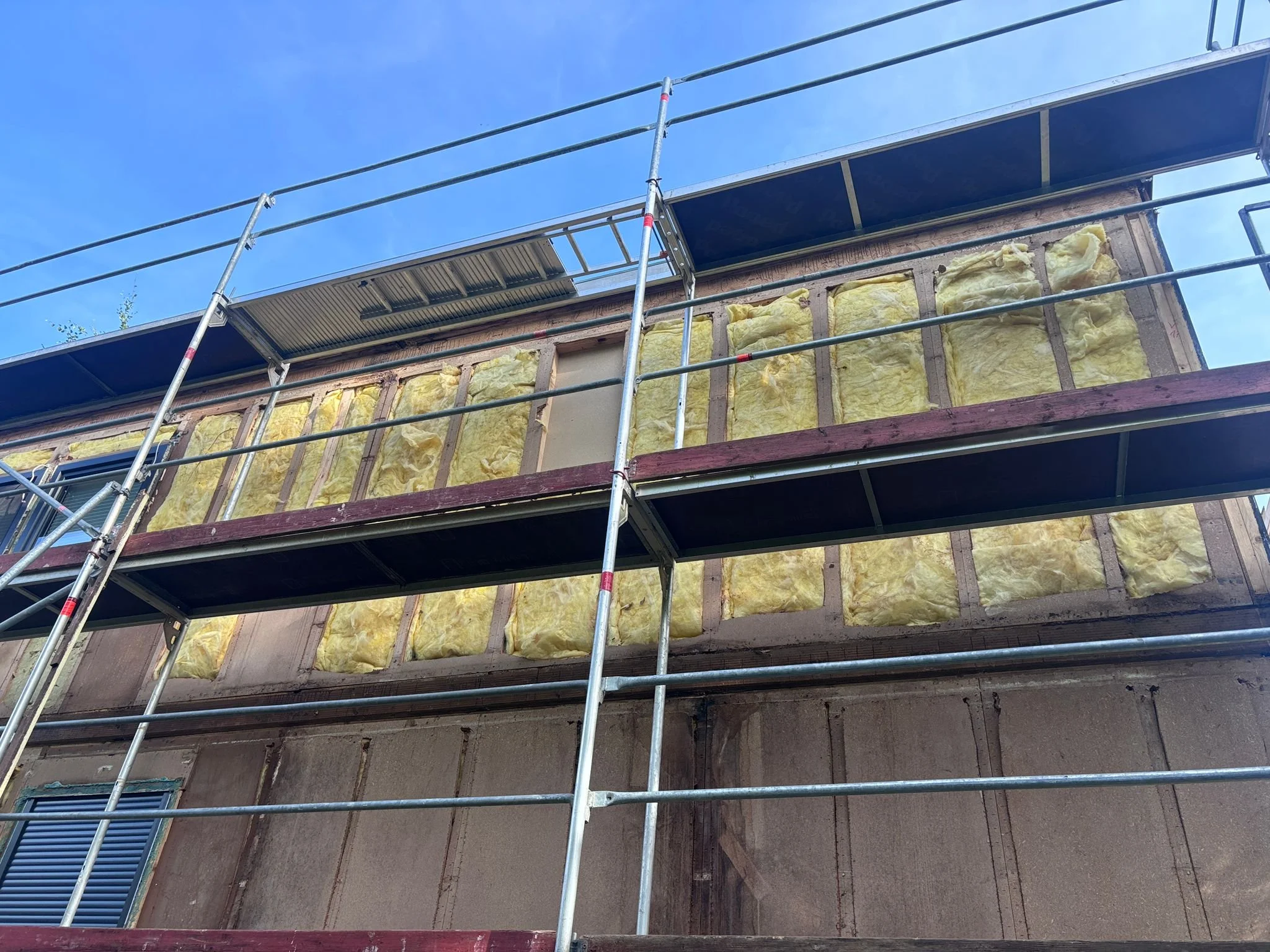 Geöffnete Fassade mit Dämmung während der Sanierung in Berlin-Hermsdorf