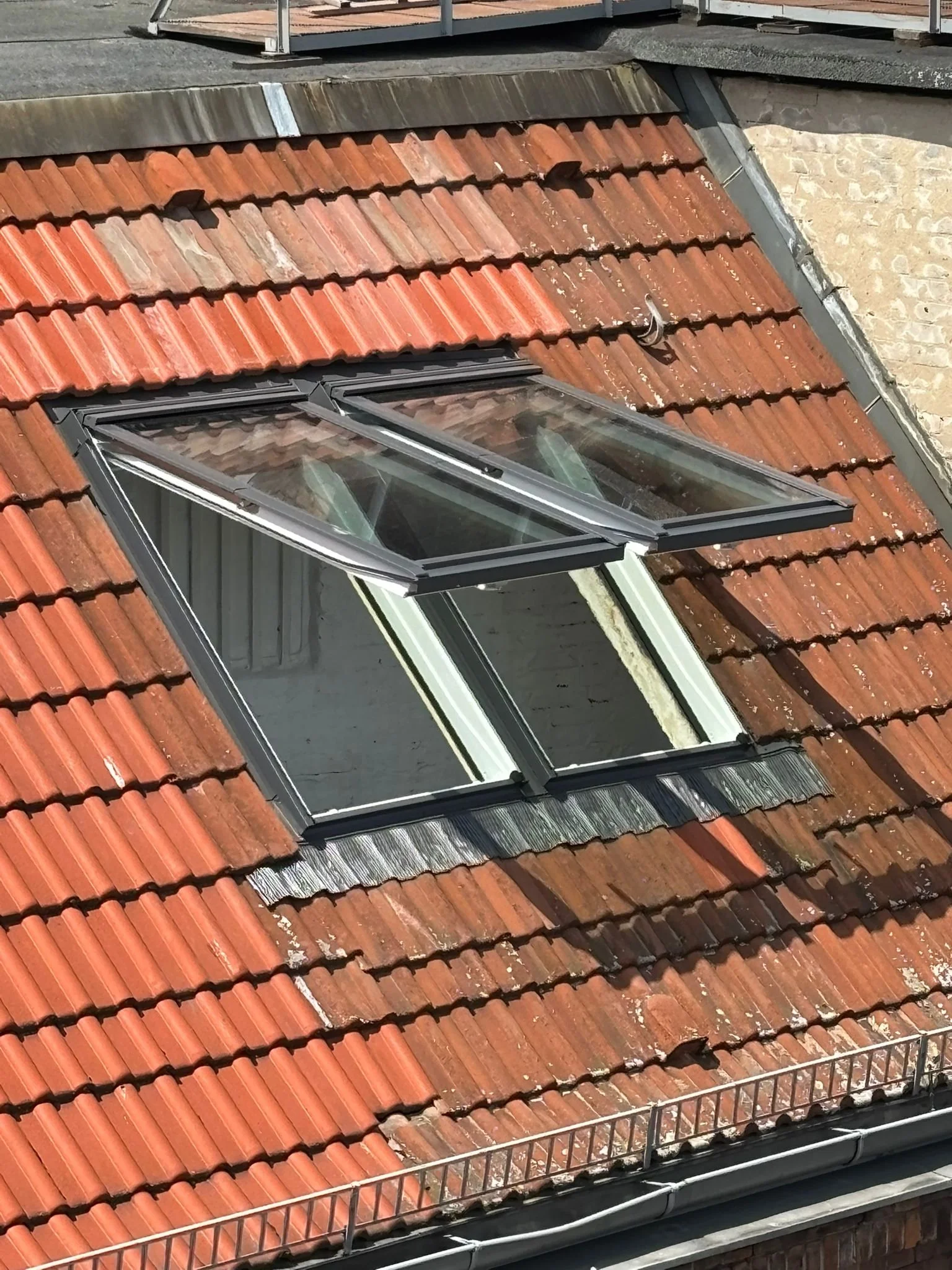 Eingebautes Dachflächenfenster am Bürogebäude in Berlin-Kreuzberg
