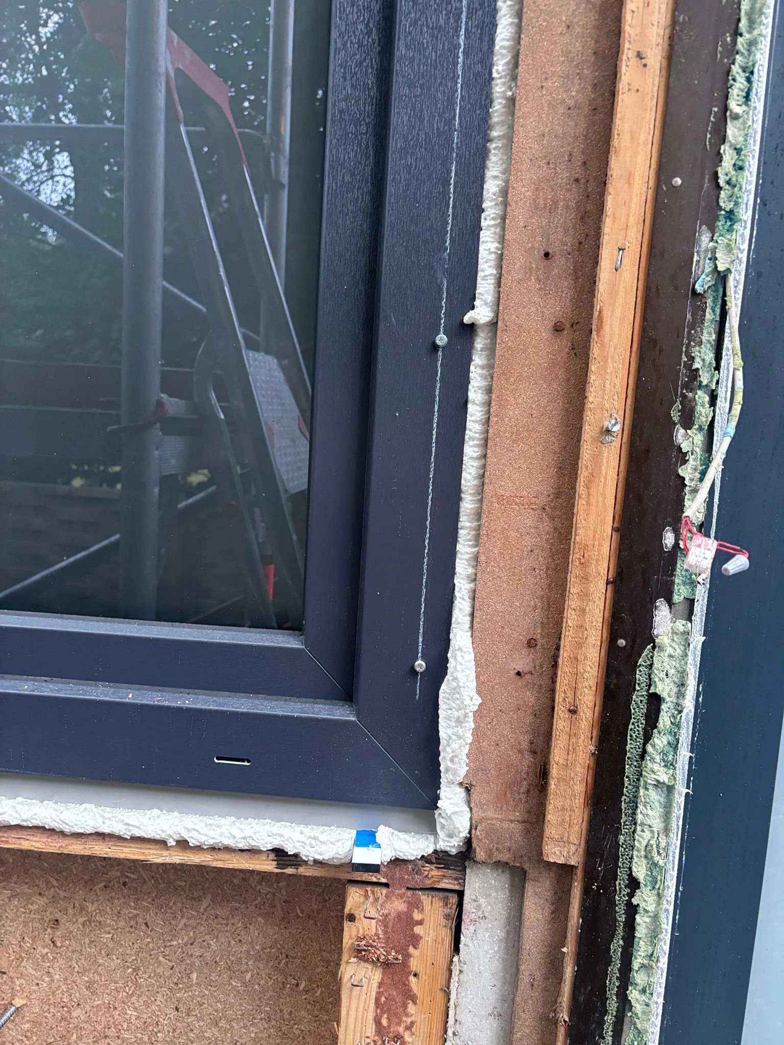 Fensteranschluss während der Fassadensanierung in Berlin-Hermsdorf