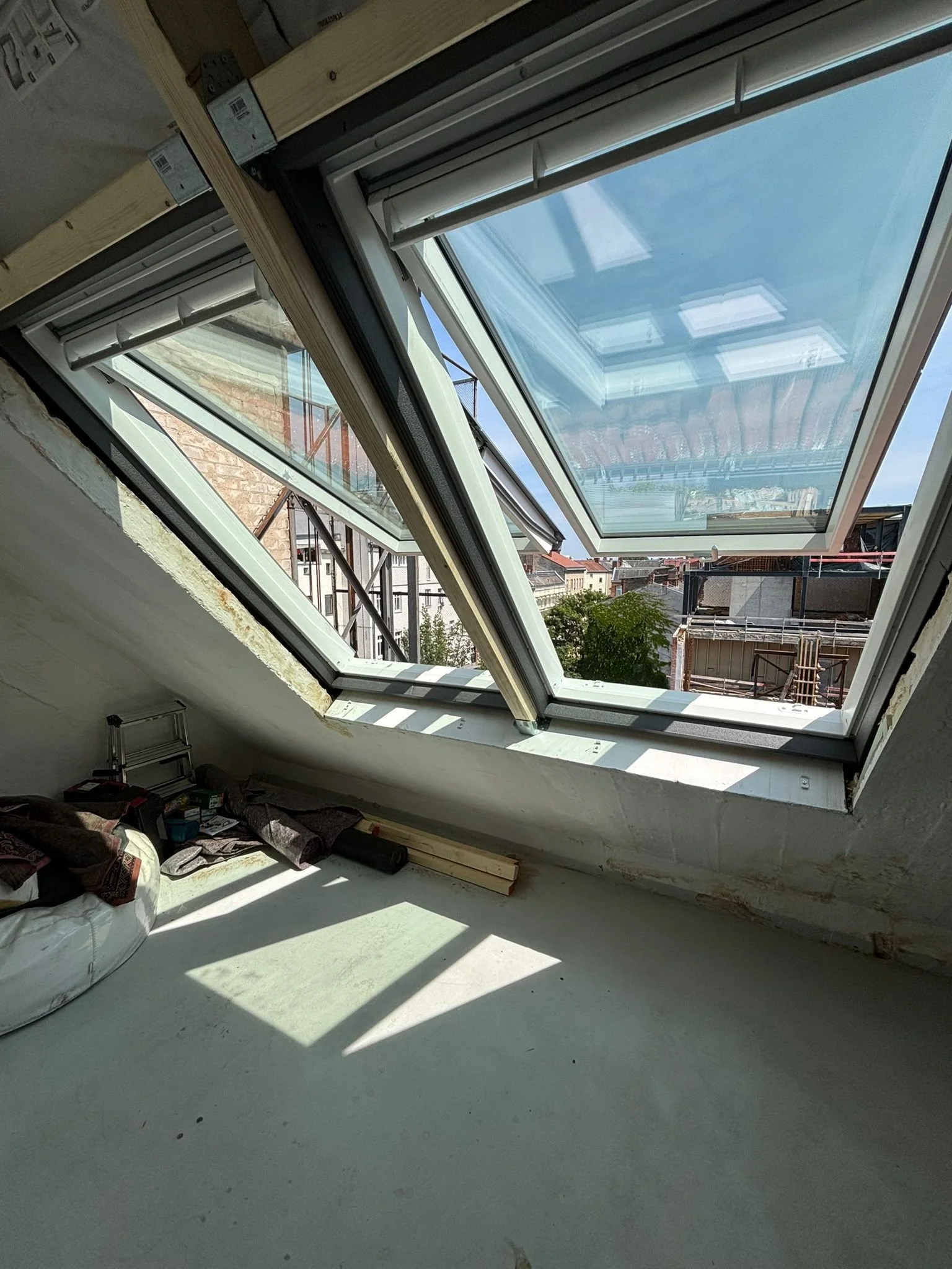Neue Dachflächenfenster von innen im Bürogebäude in Berlin-Kreuzberg