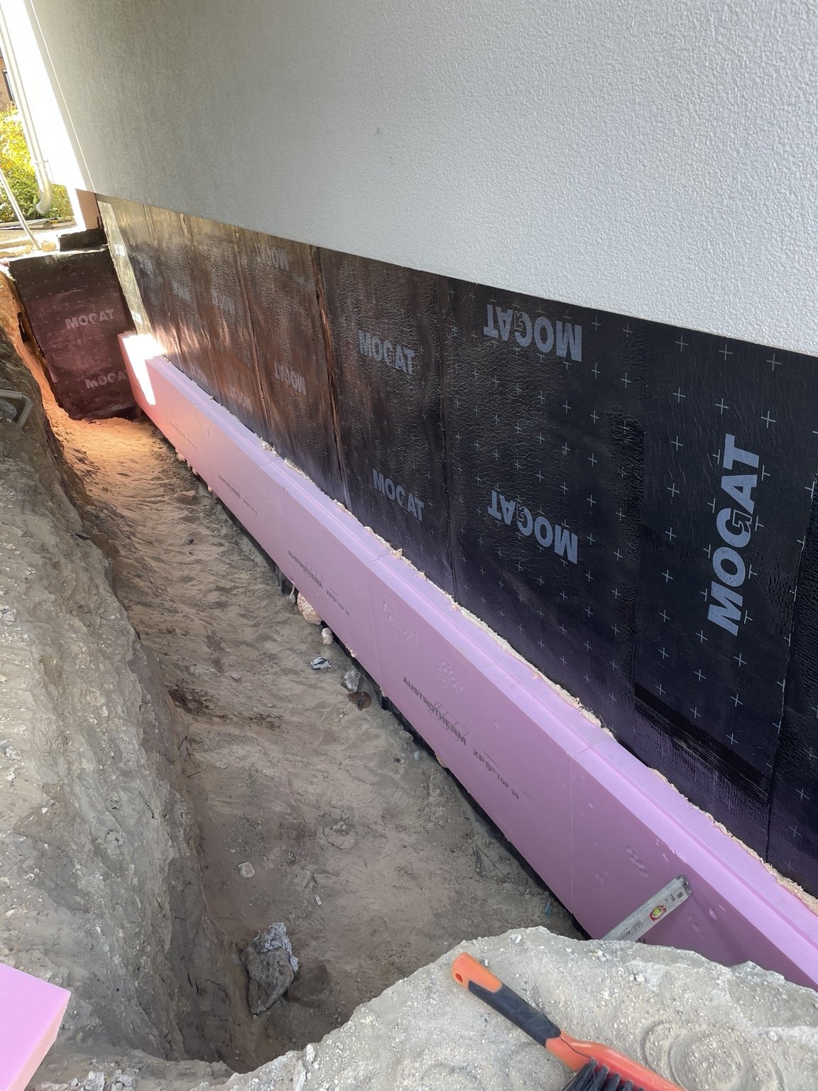 Perimeterdämmung an der Kelleraußenwand während der Arbeiten in Berlin-Reinickendorf
